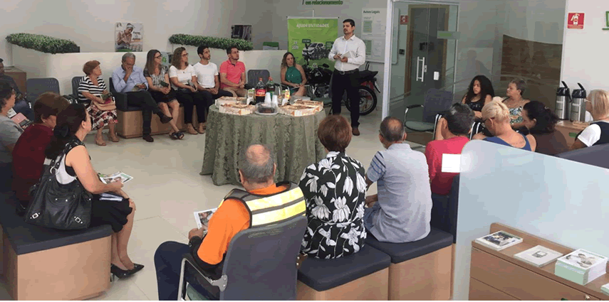 APOSENTADOS PARTICIPAM DE CAFÉ DA MANHÃ NO SICREDI